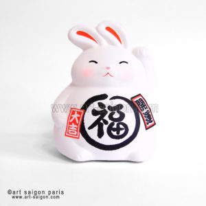 Lapin Blanc en Argile - Porte-Bonheur Japonais - Tirelire (H9cm)(réf. 7D-8280)