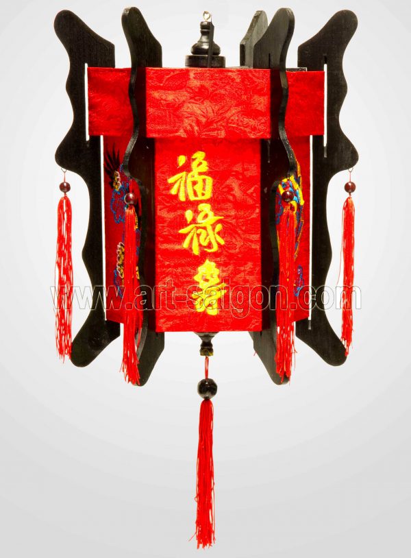 Lampion en Bois et Soie Rouge Brodé H60cm - Lanterne Tissu Asiatique (réf. LSB-65R-B) – Image 3