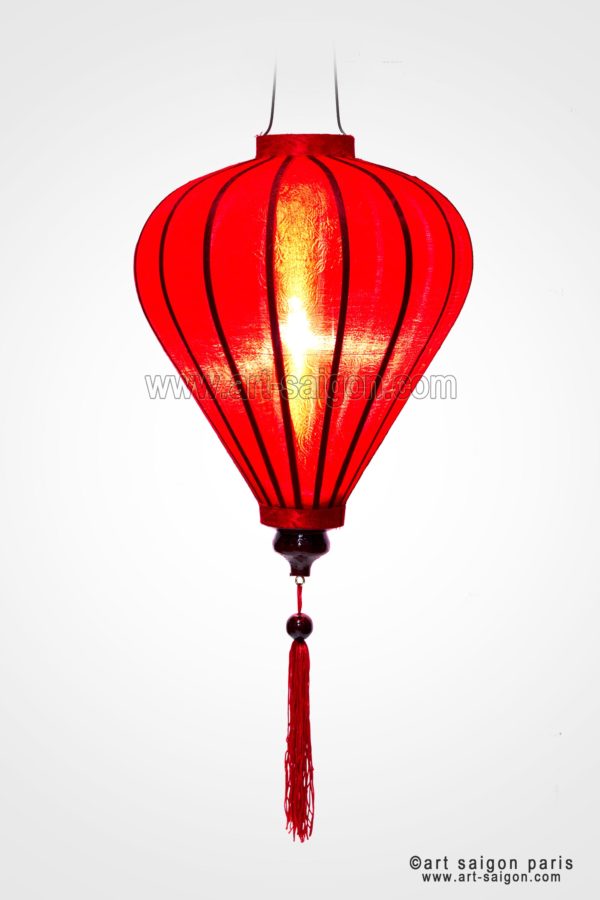 Lampion en Soie Rouge de la ville de Hoi An au Vietnam, Lanterne Asiatique en Tissu, Bambou et Bois. Article vendu par la Boutique Art-saigon.com