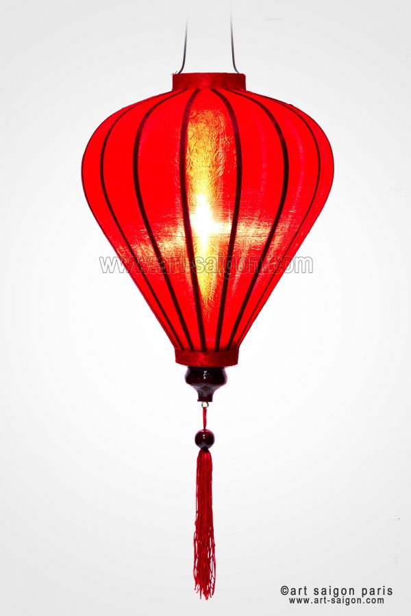 Lampion Traditionnel en Soie Rouge de la ville de Hoi An au Vietnam, Lanterne Asiatique en Tissu, Bambou et Bois. Article vendu par la Boutique Art-saigon.com