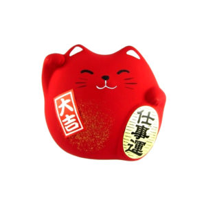Maneki neko est un chat japonais porte bonheur, chance et fortune. Il est en argile de couleur rouge fabriqué au Japon. Article vendu par Art-saigon.com