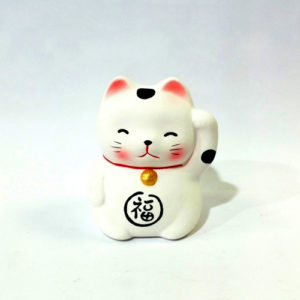 Maneki neko est un chat japonais porte bonheur, chance et fortune. Il est en argile blanc fabriqué au Japon. Article vendu par Art-saigon.com