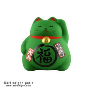 Maneki neko est un chat japonais porte bonheur, chance et fortune. Cette tirelire est en argile de couleur vert fabriqué au Japon. Article vendu par Art-saigon.com