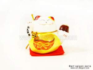 maneki neko chat porte bonheur japonais japon porcelaine blanc decoration asiatique art-saigon jaune doré