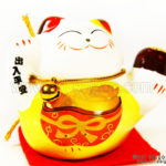 maneki neko chat porte bonheur japonais japon porcelaine blanc decoration asiatique art-saigon jaune doré