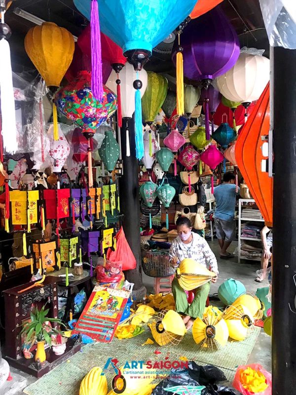 Atelier de Fabrication des lampions et lanternes traditionnelles en soie dans la ville de Hoi An au Vietnam | Boutique de Décoration et Artisanat Asiatique ART SAIGON | www.art-saigon.com