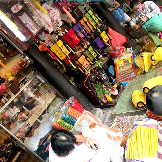 Atelier de Fabrication des lampions et lanternes traditionnelles en soie dans la ville de Hoi An au Vietnam | Boutique de Décoration et Artisanat Asiatique ART SAIGON | www.art-saigon.com