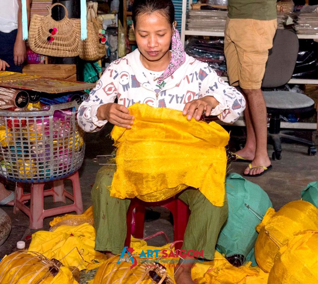 Atelier de Fabrication des lampions et lanternes traditionnelles en soie dans la ville de Hoi An au Vietnam | Boutique de Décoration et Artisanat Asiatique ART SAIGON | www.art-saigon.com
