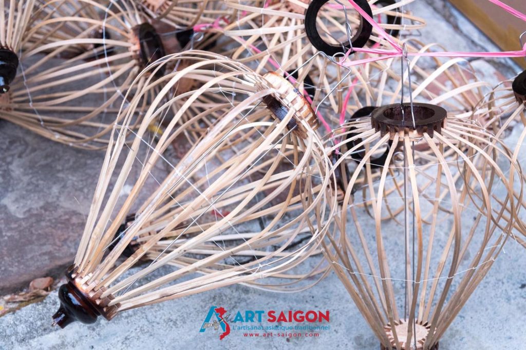 Des tiges de bambou et du bois de qualité sont utilisés pour concevoir le cadre d'une lanterne de Hoi An au Vietnam. Boutique Art-Saigon.com