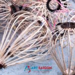 Des tiges de bambou et du bois de qualité sont utilisés pour concevoir le cadre d'une lanterne de Hoi An au Vietnam. Boutique Art-Saigon.com