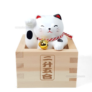 Maneki neko est un chat japonais porte bonheur, chance et fortune. Il est en argile de couleur blanc fabriqué au Japon. Article vendu par Art-saigon.com