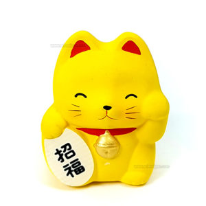 Maneki neko est un chat japonais porte bonheur, chance et fortune. Cette tirelire est en argile de couleur jaune fluo fabriqué au Japon. Article vendu par Art-saigon.com