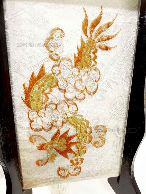 Applique en soie brodé blanc de la ville de Hoi An au Vietnam par Art Saigon
