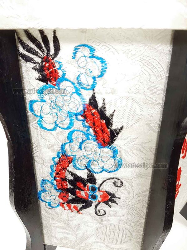 Applique en soie brodé blanc de la ville de Hoi An au Vietnam par Art Saigon