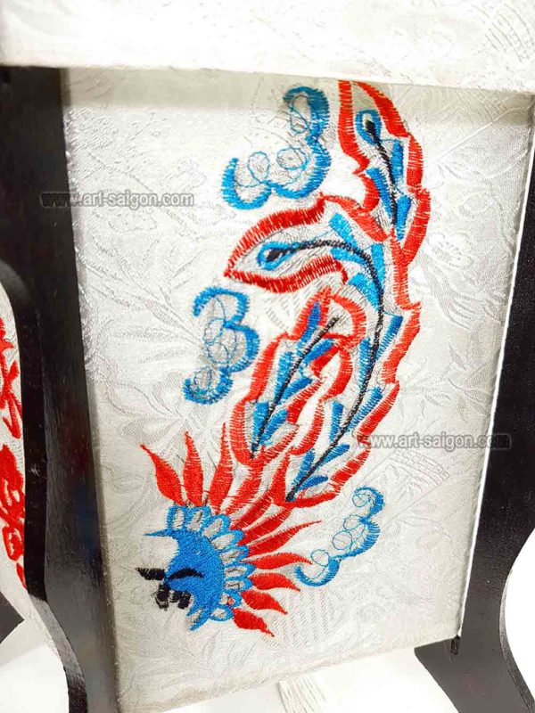 Applique en soie brodé blanc de la ville de Hoi An au Vietnam par Art Saigon