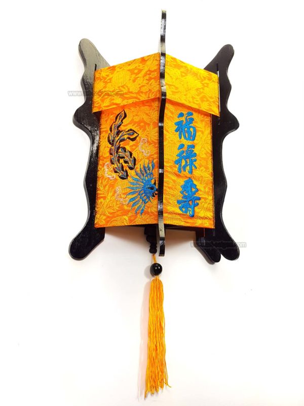 Applique en soie brodé orange de la ville de Hoi An au Vietnam par Art Saigon