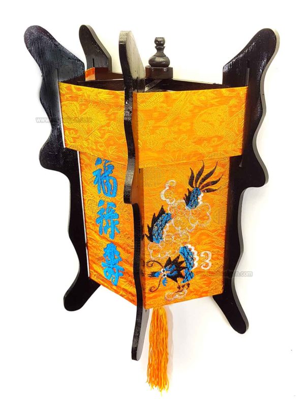 Applique en soie brodé orange de la ville de Hoi An au Vietnam par Art Saigon