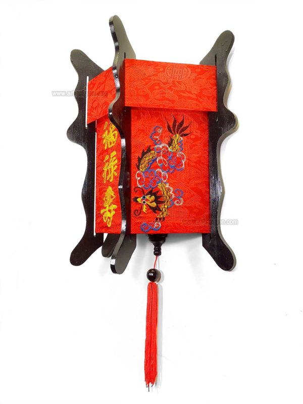 Applique Asiatique rouge brodé en soie et bois de Hoi An au Vietnam par Art-Saigon