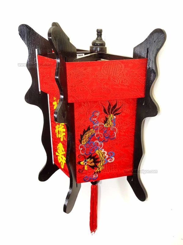 Applique Asiatique rouge brodé en soie et bois de Hoi An au Vietnam par Art-Saigon