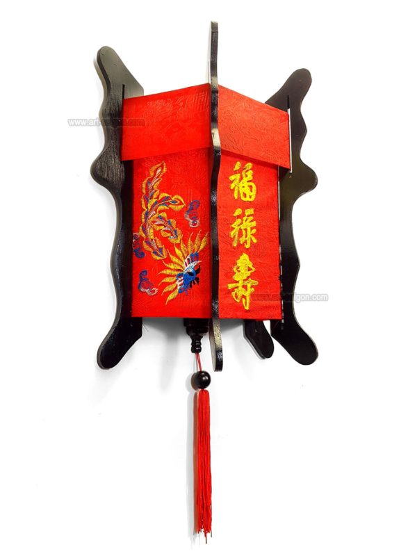Applique Asiatique rouge brodé en soie et bois de Hoi An au Vietnam par Art-Saigon