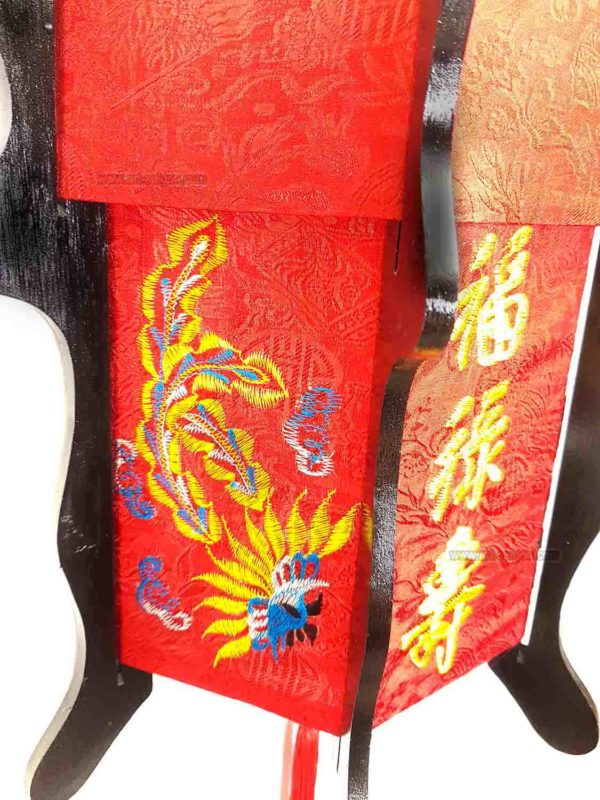 Applique Asiatique rouge brodé en soie et bois de Hoi An au Vietnam par Art-Saigon