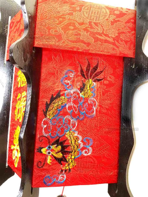Applique Asiatique rouge brodé en soie et bois de Hoi An au Vietnam par Art-Saigon