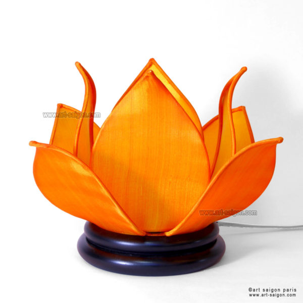 Lampe de chevet Fleur de Lotus en soie orange, fabrication artisanale à Hoi An au Vietnam. Article vendu par la Boutique Art-saigon.com