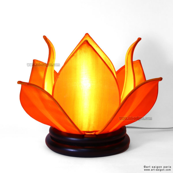 Lampe de chevet Fleur de Lotus en soie orange, fabrication artisanale à Hoi An au Vietnam. Article vendu par la Boutique Art-saigon.com