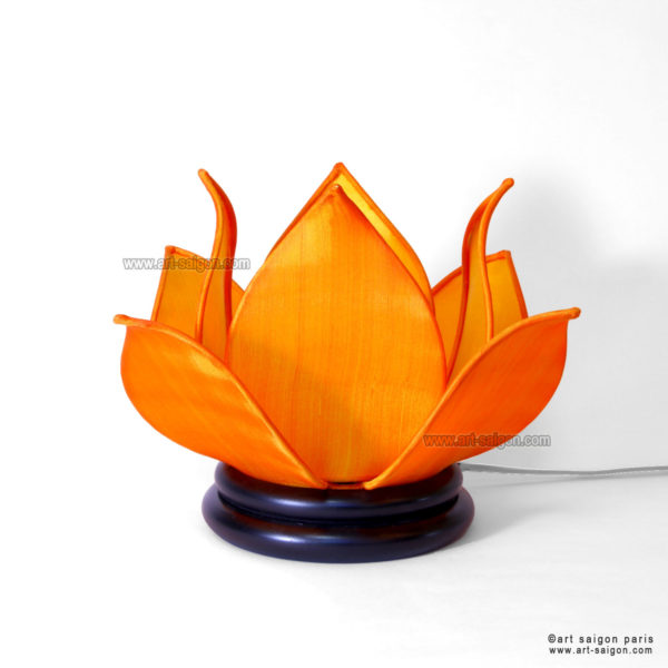 Lampe de chevet Fleur de Lotus en soie orange, fabrication artisanale à Hoi An au Vietnam. Article vendu par la Boutique Art-saigon.com