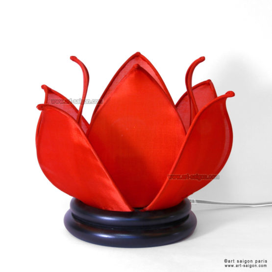 Lampe de chevet Fleur de Lotus en soie rouge, fabrication artisanale à Hoi An au Vietnam. Article vendu par la Boutique Art-saigon.com
