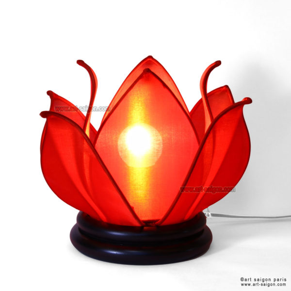 Lampe de chevet Fleur de Lotus en soie rouge, fabrication artisanale à Hoi An au Vietnam. Article vendu par la Boutique Art-saigon.com