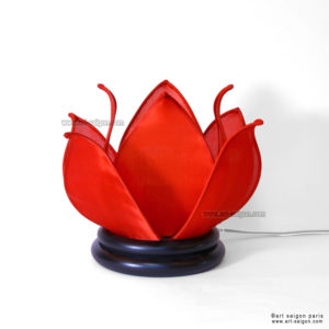 Lampe de chevet Fleur de Lotus en soie rouge, fabrication artisanale à Hoi An au Vietnam. Article vendu par la Boutique Art-saigon.com