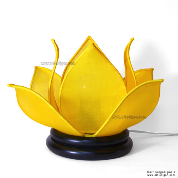 Lampe de chevet Fleur de Lotus en soie jaune, fabrication artisanale à Hoi An au Vietnam. Article vendu par la Boutique Art-saigon.com