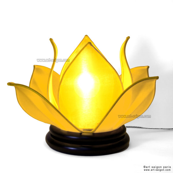 Lampe de chevet Fleur de Lotus en soie jaune, fabrication artisanale à Hoi An au Vietnam. Article vendu par la Boutique Art-saigon.com