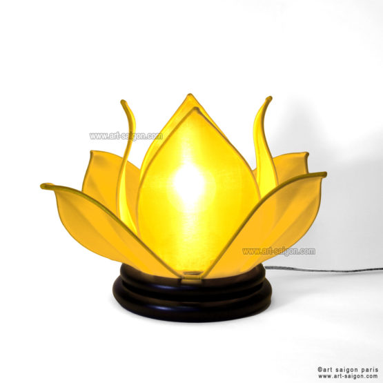 Lampe de chevet Fleur de Lotus en soie jaune, fabrication artisanale à Hoi An au Vietnam. Article vendu par la Boutique Art-saigon.com