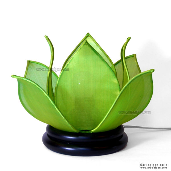 Lampe de chevet Fleur de Lotus en soie vert, fabrication artisanale à Hoi An au Vietnam. Article vendu par la Boutique Art-saigon.com