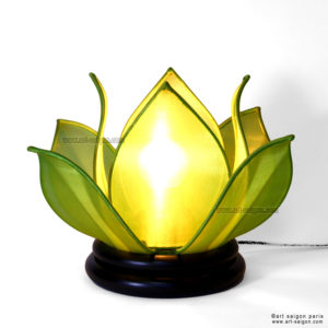 Lampe de chevet Fleur de Lotus en soie vert, fabrication artisanale à Hoi An au Vietnam. Article vendu par la Boutique Art-saigon.com