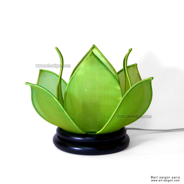 Lampe de chevet Fleur de Lotus en soie vert, fabrication artisanale à Hoi An au Vietnam. Article vendu par la Boutique Art-saigon.com
