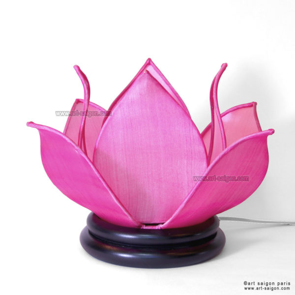 Lampe de chevet Fleur de Lotus en soie rose, fabrication artisanale à Hoi An au Vietnam. Article vendu par la Boutique Art-saigon.com