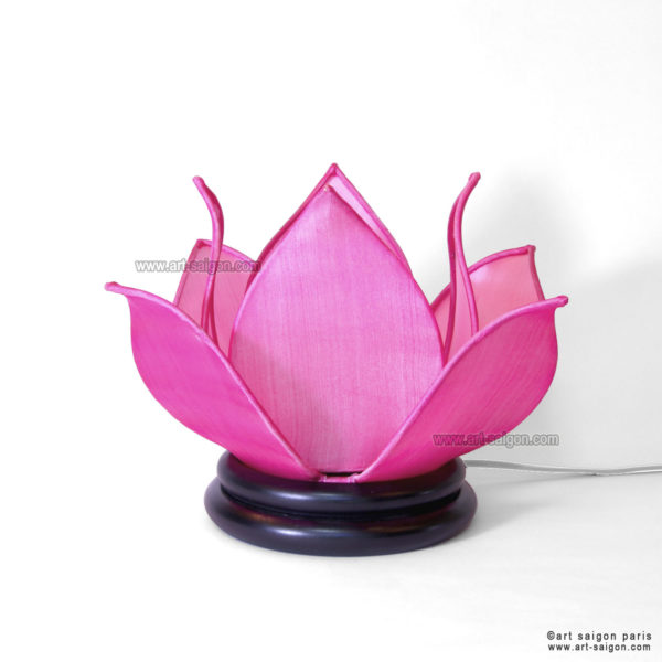 Lampe de chevet Fleur de Lotus en soie rose, fabrication artisanale à Hoi An au Vietnam. Article vendu par la Boutique Art-saigon.com