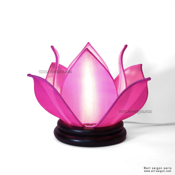 Lampe de chevet Fleur de Lotus en soie rose, fabrication artisanale à Hoi An au Vietnam. Article vendu par la Boutique Art-saigon.com