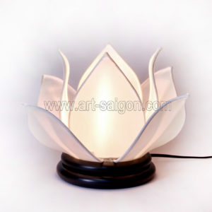 Lampe de chevet Fleur de Lotus en soie blanc, fabrication artisanale à Hoi An au Vietnam. Article vendu par la Boutique Art-saigon.com