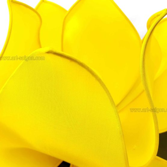 Lampe de chevet Fleur de Lotus en soie jaune, fabrication artisanale à Hoi An au Vietnam. Article vendu par la Boutique Art-saigon.com