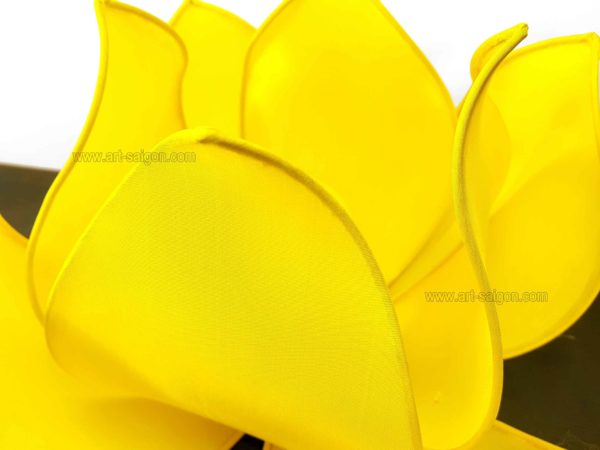 Lampe de chevet Fleur de Lotus en soie jaune, fabrication artisanale à Hoi An au Vietnam. Article vendu par la Boutique Art-saigon.com