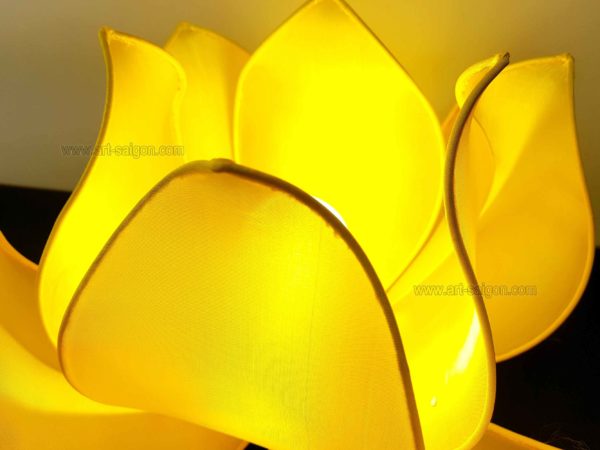 Lampe de chevet Fleur de Lotus en soie jaune, fabrication artisanale à Hoi An au Vietnam. Article vendu par la Boutique Art-saigon.com
