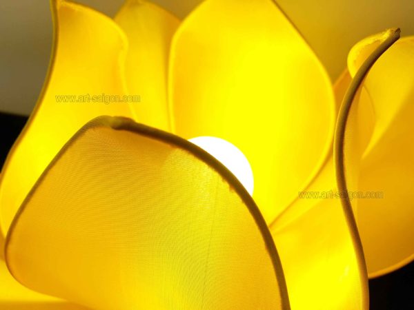 Lampe de chevet Fleur de Lotus en soie jaune, fabrication artisanale à Hoi An au Vietnam. Article vendu par la Boutique Art-saigon.com