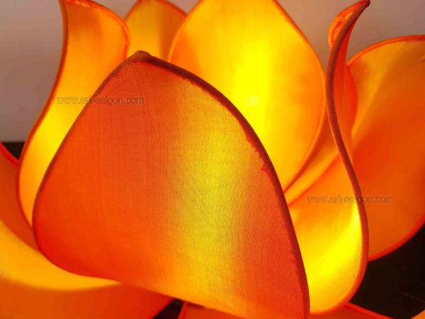 Lampe de chevet Fleur de Lotus en soie orange, fabrication artisanale à Hoi An au Vietnam. Article vendu par la Boutique Art-saigon.com