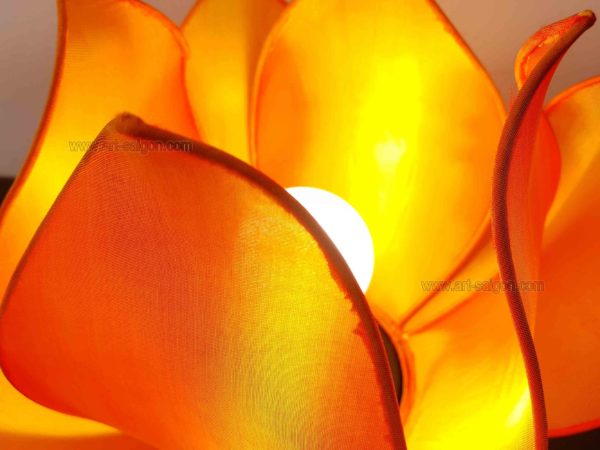 Lampe de chevet Fleur de Lotus en soie orange, fabrication artisanale à Hoi An au Vietnam. Article vendu par la Boutique Art-saigon.com