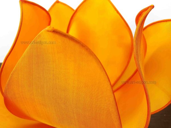 Lampe de chevet Fleur de Lotus en soie orange, fabrication artisanale à Hoi An au Vietnam. Article vendu par la Boutique Art-saigon.com