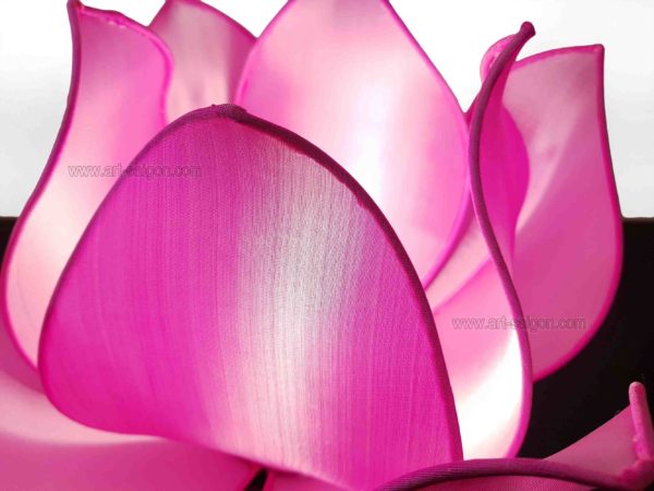 Lampe de chevet Fleur de Lotus en soie rose, fabrication artisanale à Hoi An au Vietnam. Article vendu par la Boutique Art-saigon.com
